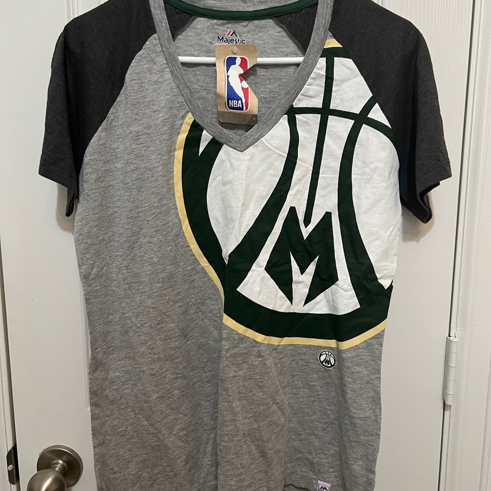 Milwaukee Bucks Women’s Majestic Gray V-Neck T-Shirt - NWT